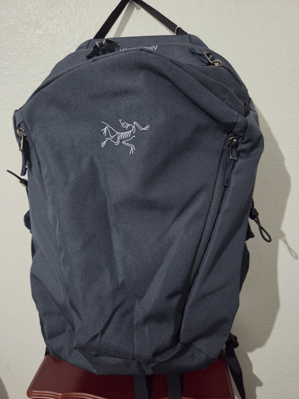 Arc'teryx Mantis  Black Backpack with Light Gray Interior 26L Navy Blue